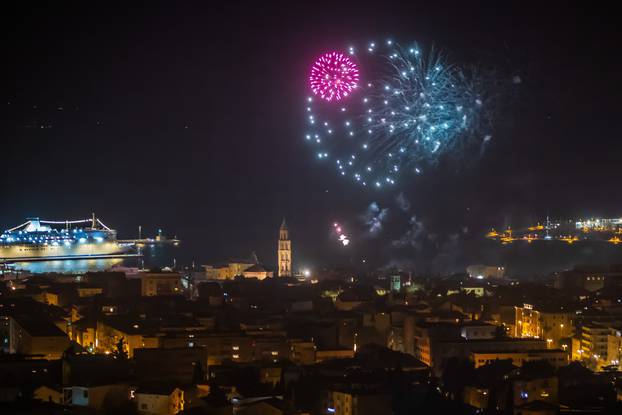 Vatromet na nebu iznad Splita u novogodišnjoj noći