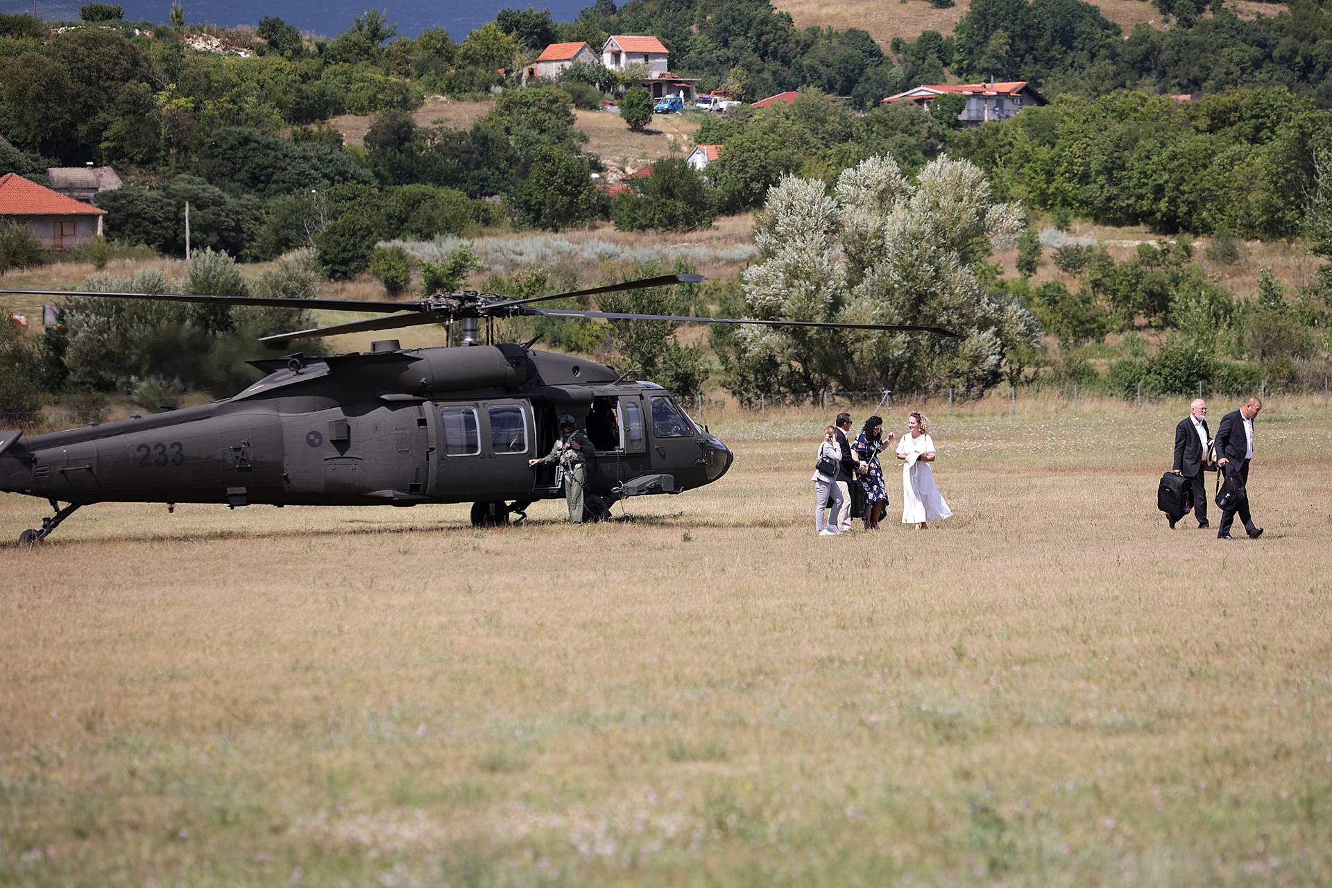 Sinj: Predsjednica Kosova Vjosa Osmani i savjetnik predsjednika RH Neven Pelicarić sletjeli u zračnu luku helikopterom Black Hawk