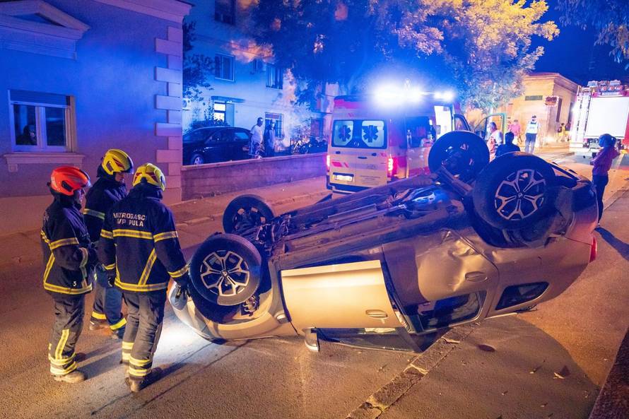 Pula: Dvije osobe ozlijeđene u sudaru kada je automobil završio na krovu