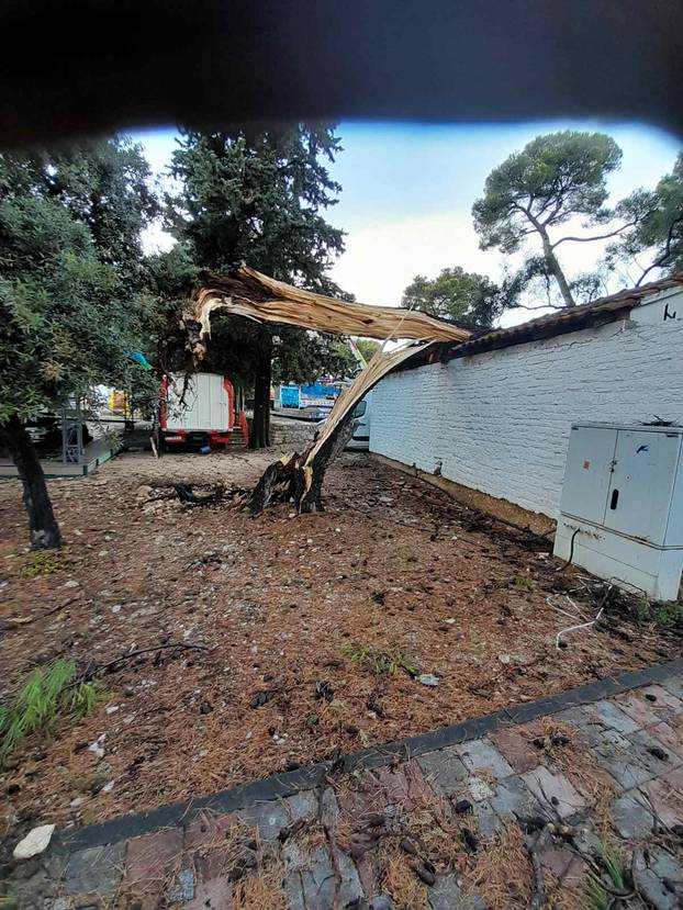 Kao armagedon! Pogledajte posljedice oluje u Biogradu