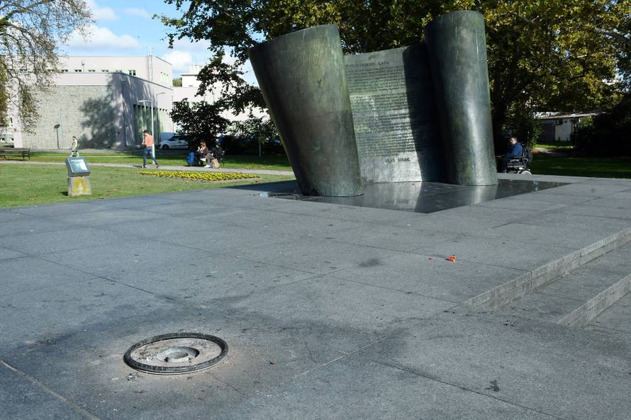 Sisak: Ponovo ugašen vječni plamen kod spomenika poginulim hrvatskim braniteljima