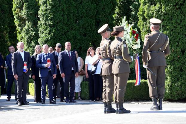 Vukovar: Polaganje vijenaca na Memorijalnom groblju povodom obilježavanja Dana sjećanja na nestale