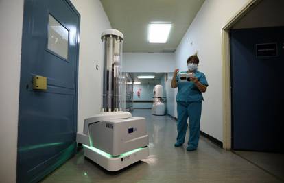 Sam ide i ubija bakterije:  Robot za dezinfekciju stigao u  Rijeku
