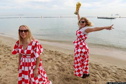 KATAR 2022: Rasplesane navijačice na plaži uoči utakmice Hrvatska - Belgija 