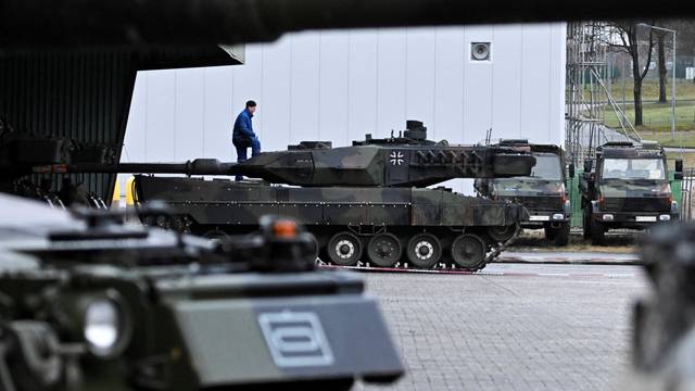 German Defense minister Pistorius visits German tank batallion