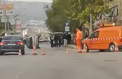 Vozač udario u "gljivu" pa se auto prevrnuo na bok u Splitu
