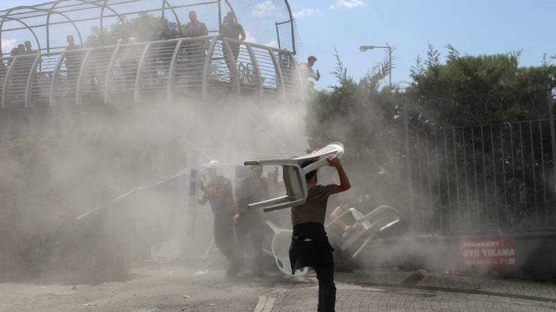 FOTO Veliki neredi u Turskoj! Sukob policije i prosvjednika, veliku masu tjerali suzavcem