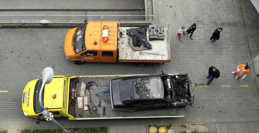 Zagreb: Usred noći planuo auto ispod stuba u Novom Jelkovcu