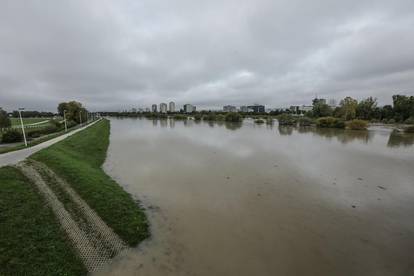 Zagreb: Iz korita se na području metropole izlila Sava