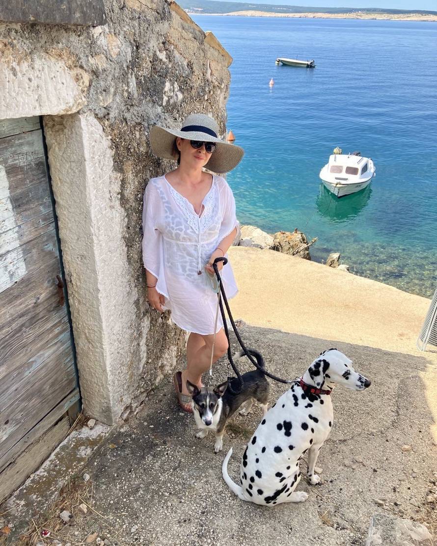 Sanja Vejnović pokazala s kim odmara na plaži, fotografija potpuno oduševila pratitelje