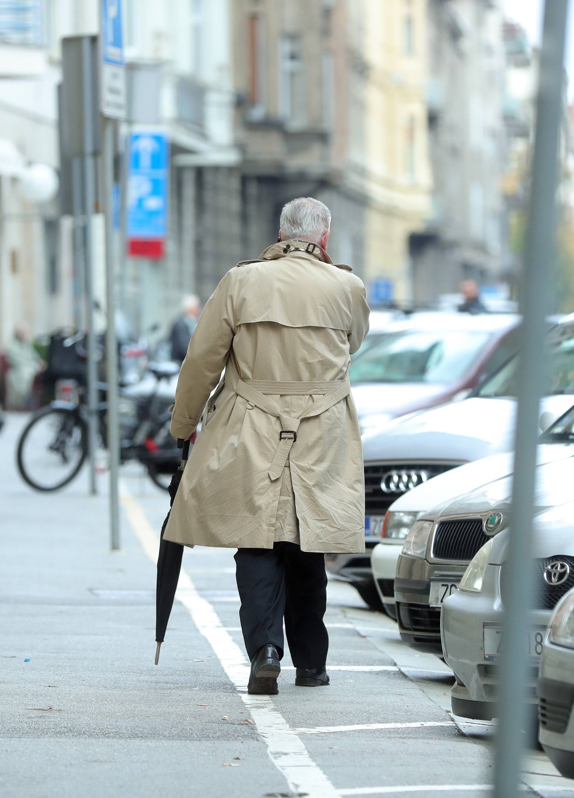 Izbjegavao novinare: Sanader kod suda glumio da telefonira?