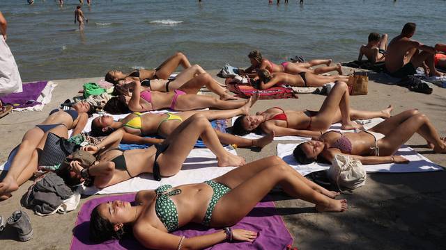 Split: Gužva na najpoznatijoj gradskoj plaži Bačvice