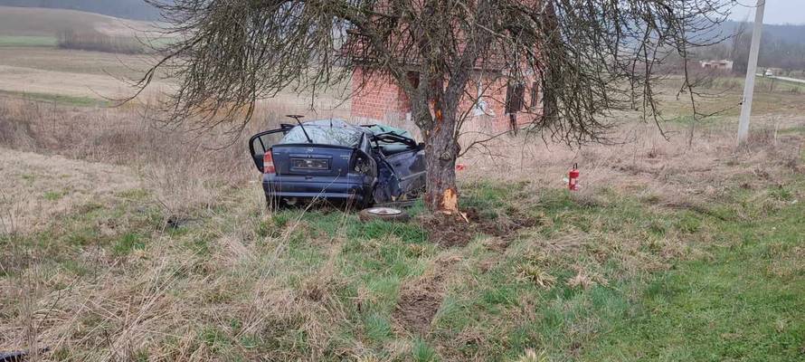 Još jedna nesreća kod Novske: Vozačica se zabila autom u drvo