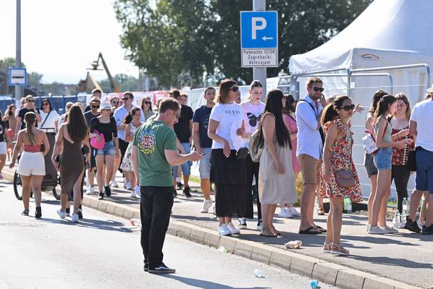 Zagreb: Na Hipodromu se okupljaju fanovi Eda Sheerana gdje će se večeras održati koncert