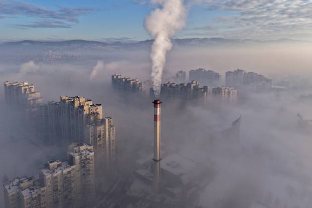 Pogled iz zraka na Sarajevo obavijeno maglom i smogom
