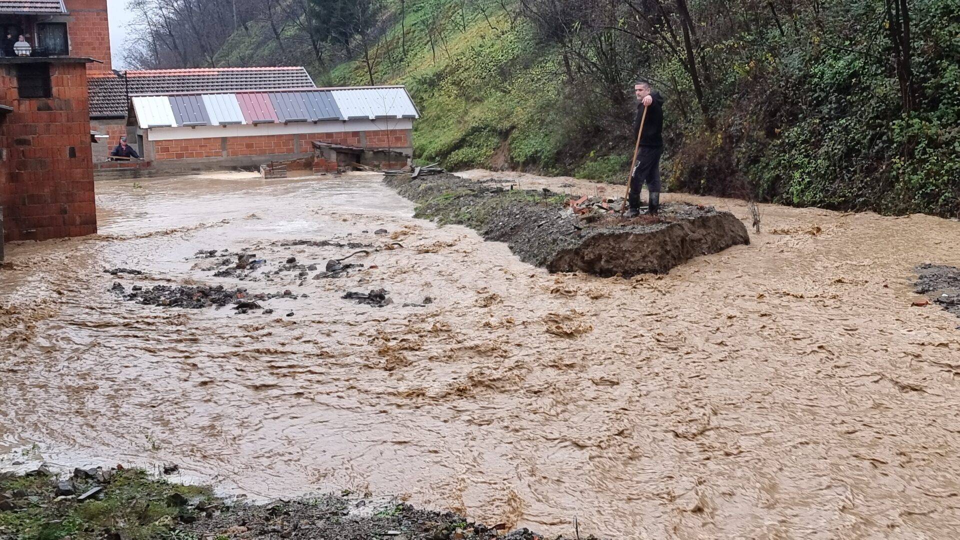 Poplavile ulice u Vidovcima kod Požege: 'Podigli smo sve službe i branit ćemo se koliko možemo'