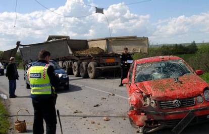 U sudaru kamiona i vlaka ozljeđena 11-godišnjakinja