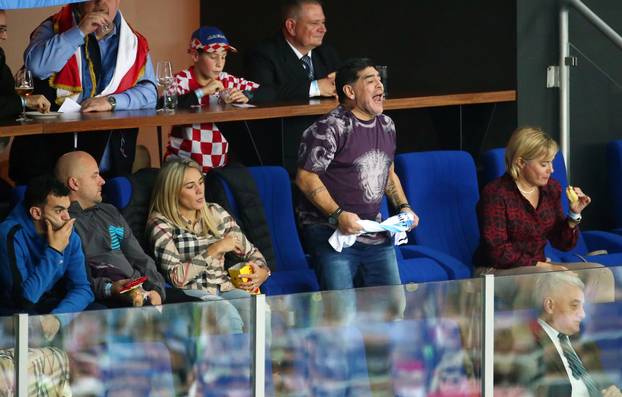 Zagreb: Maradona i njegova djevojka strastveno navijaju na me?u parova Davis Cupa