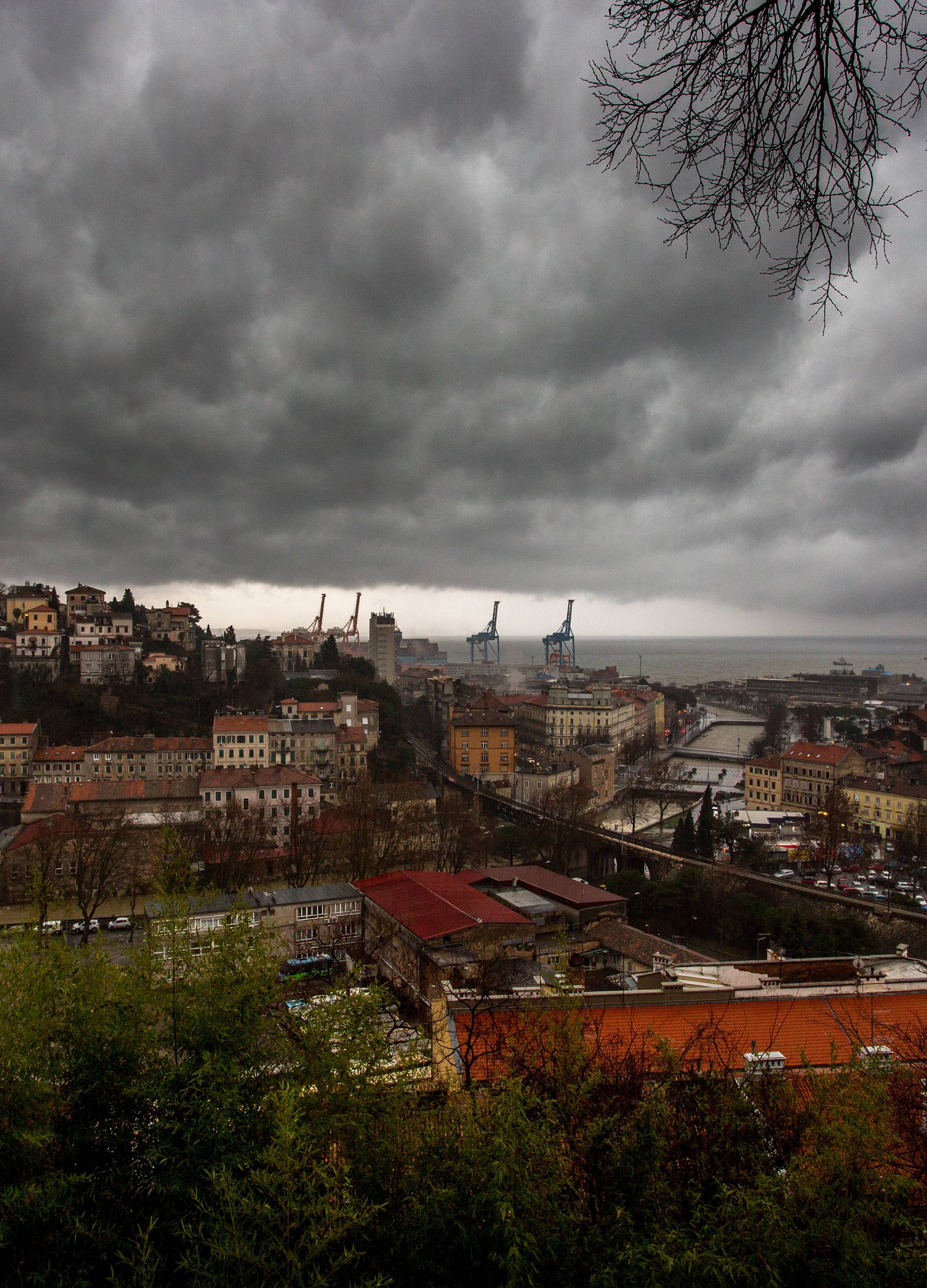 KiÅ¡ovito i tmurno vrijeme nad Rijekom