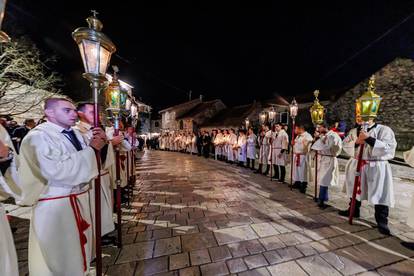 FOTO  Na Hvaru održali noćnu procesiju 'Za Križen'. Tradicija duga više od 500 godina...