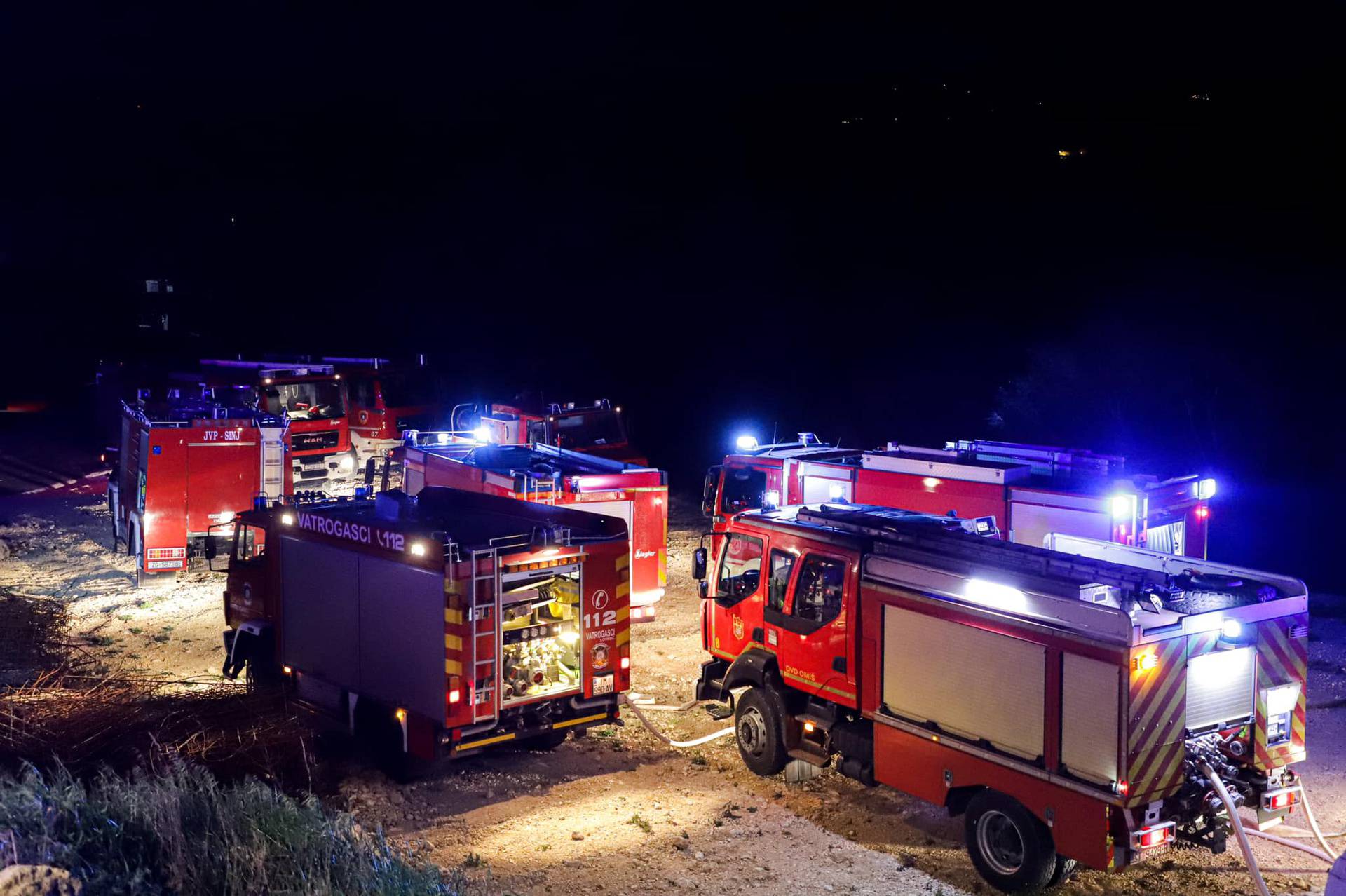 Požari na makarskom području još su aktivni: Bura sve otežava