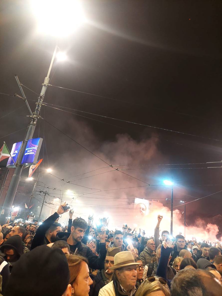 Prosvjed završio izgredima. Oglasio se Vučić: Bilo je 107.000 ljudi i nije korišten zvučni top!