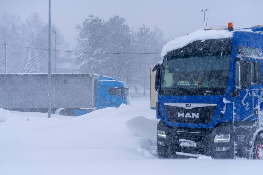 Korenica: Jako snježno nevrijeme stvorilo velike probleme u prometu