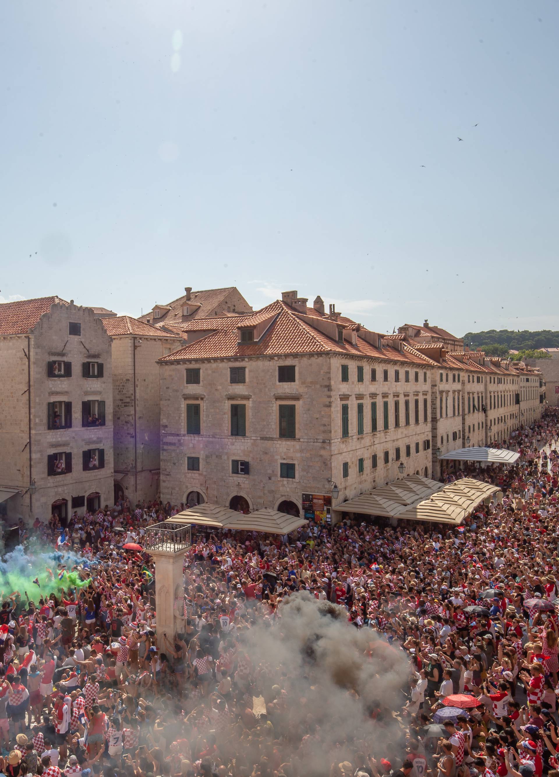 Rijeka je bijelo-crvena, navija i dubrovački Orlando, Zadar gori