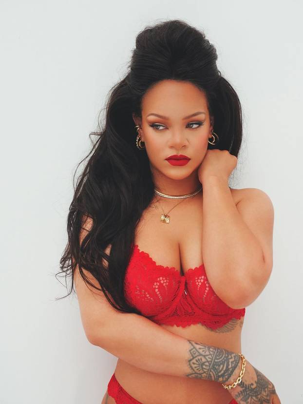 FOTO Vruća Rihanna se skinula i pokazala čipkasto donje rublje