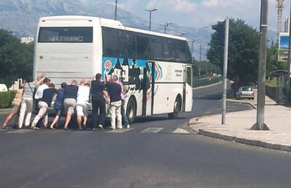 Turisti gurali autobus koji se pokvario usred Splita