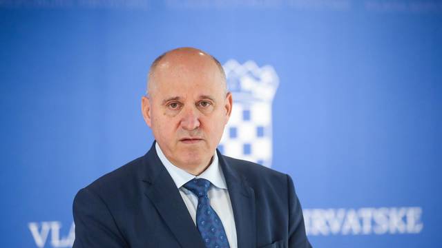 Zagreb: Ministar graditeljstva Branko Bačić dao je izjavu medijima nakon sjednice Stručnog savjeta za obnovu
