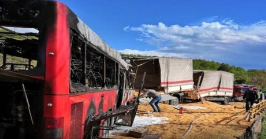 Izgorjeli u busu: Četvero ljudi poginulo u stravičnom sudaru