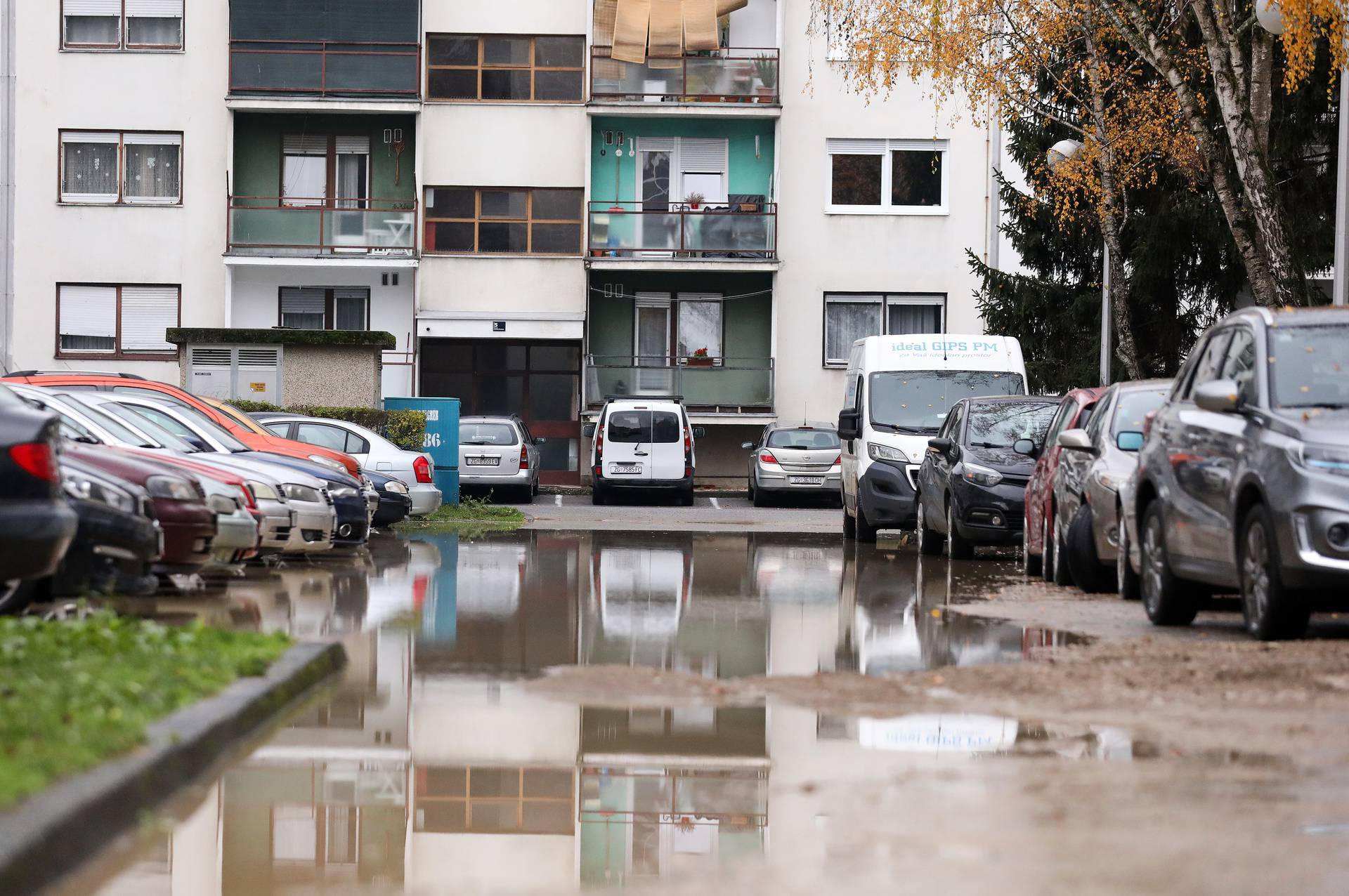 Stanovnike zagrebačkih Gajnica dočekala je poplava. Voda je potpuno prekrila dio Čileanske ulice