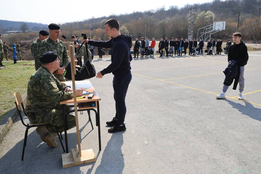 Ministar Anušić i general Kundid na prvom danu TVO-a na Slunju