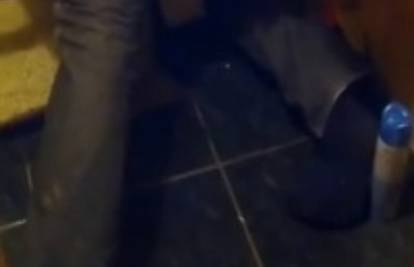 Mortus pijani mladić  zaspao na WC-u u dosad neviđenoj pozi