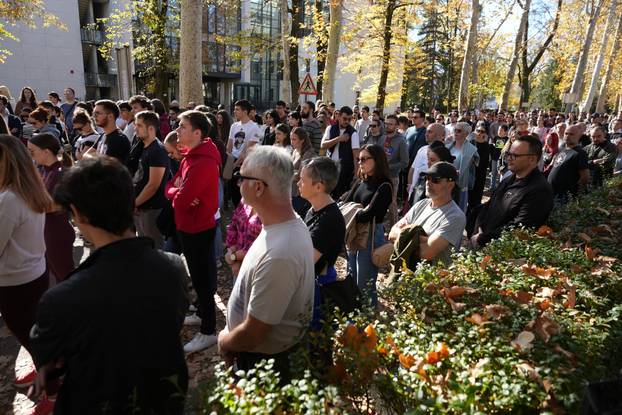 Banja Luka: Građani i studenti odali su počast žrtvama pada nadstrešnice u Novom Sadu