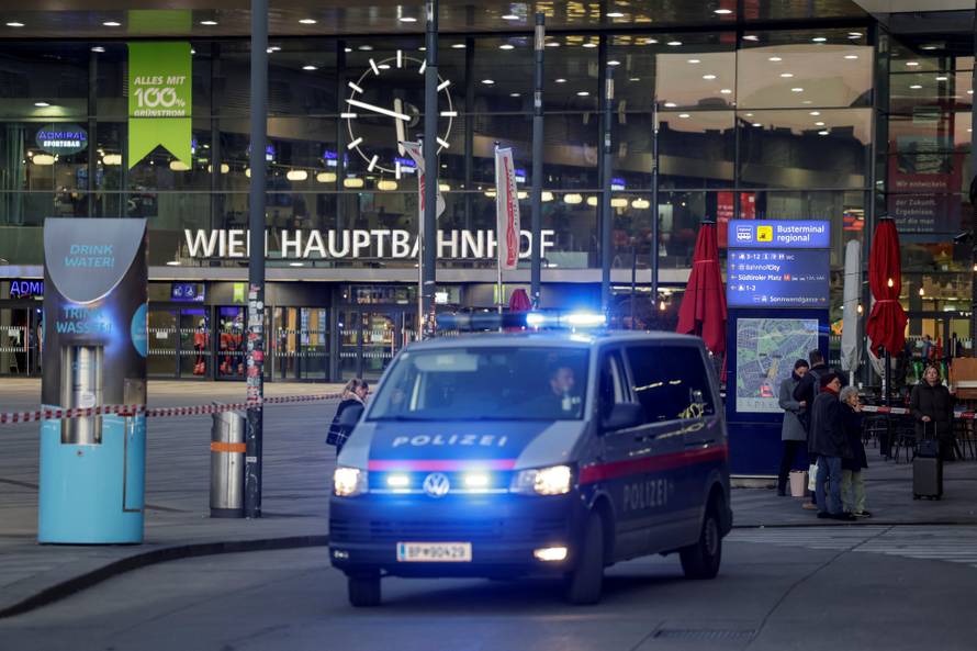 Vienna central station closed due to an unspecified threat