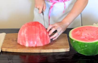 Smislili novi najbrži način za rezanje lubenice! Pogledajte...