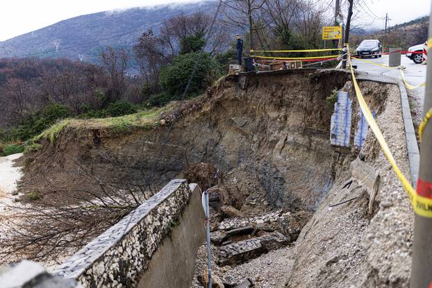 Zbog obilnih padalina na nekoliko lokacija kod Mostara došlo je do klizišta
