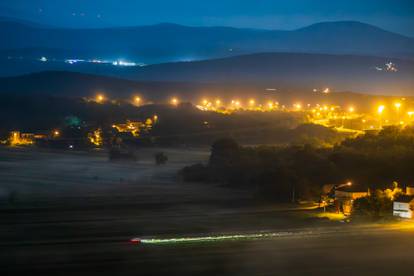 FOTO Mjesto Bisko je 'nestalo' pod gustom maglom, Karlovac je izgledao kao u bajci...