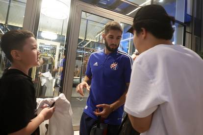 Astana: Navijači dočekali igrače Dinama te ih tražili autogram i fotografirali se s njima