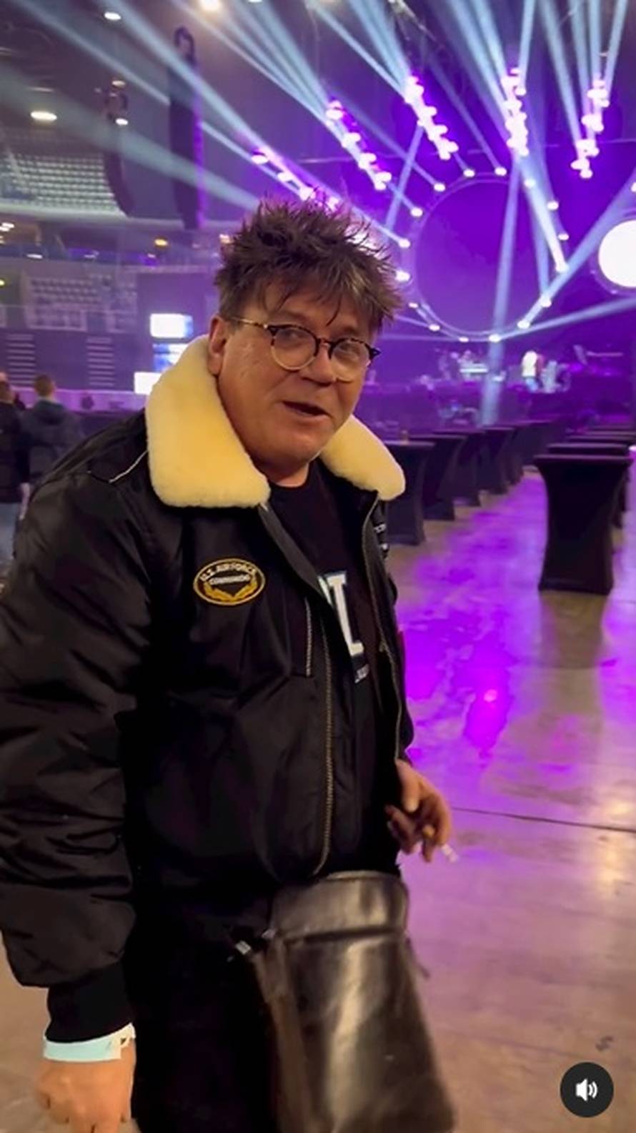 Enis Bešlagić snimio frontmena Crvene jabuke, nosi čizme zbog bojkota: Žera, gdje su starke?