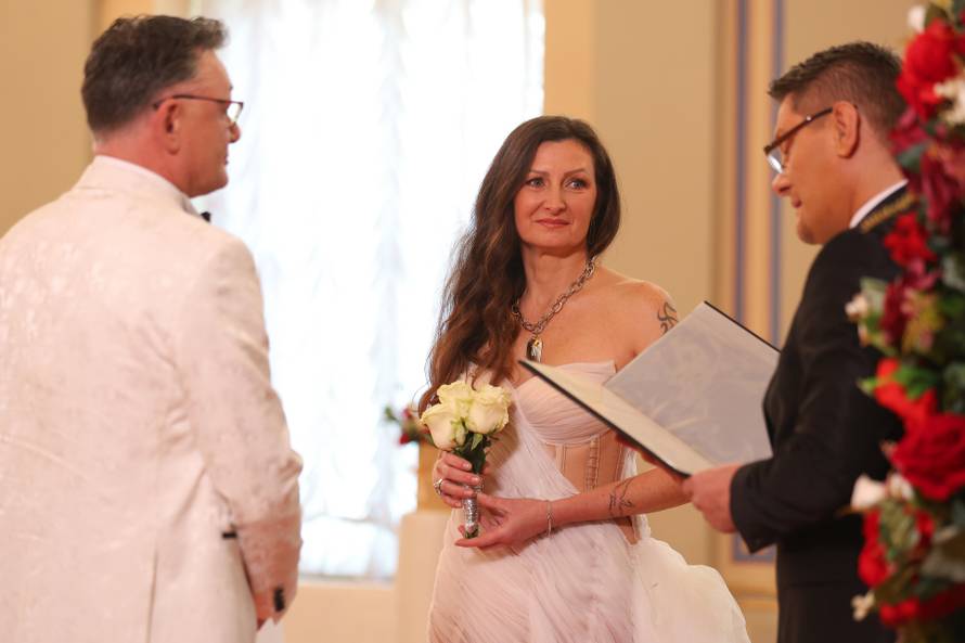 Simon s neobičnim naočalama dočekao mladenku u 'Braku na prvu', kuma: Tko je ovaj čudak?