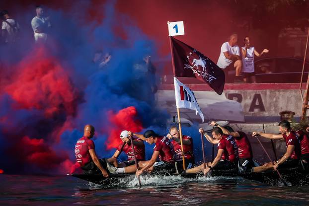 Prolazak Maratona lađa kroz Komin uz bakljadu