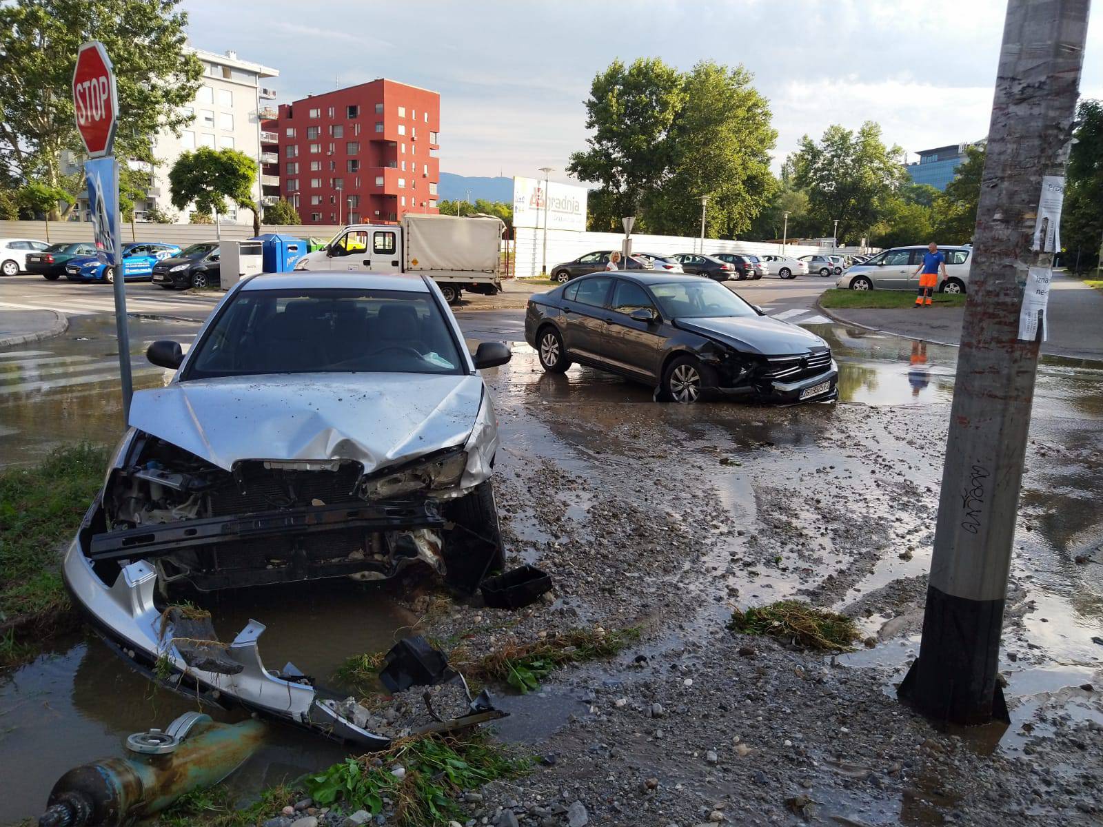 Sudarili se na Vrbanima: Auto u hidrantu, vozačica u bolnici