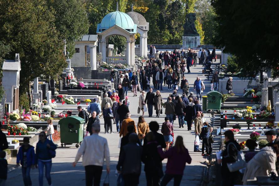 Dan je Svih svetih: Pogledajte fotografije s hrvatskih groblja
