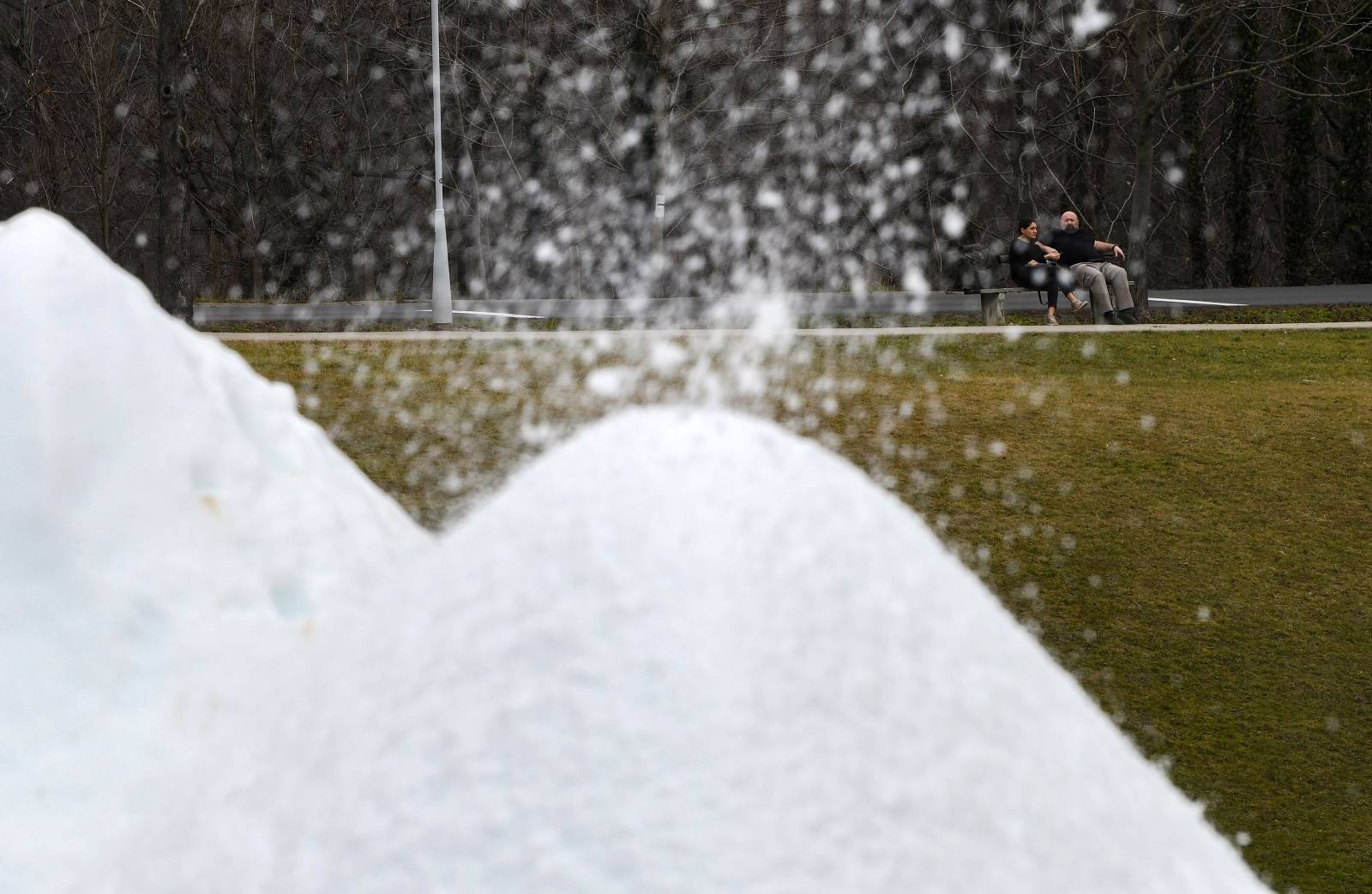 Zagreb: Uz proljetno vrijeme, na Cmroku stroj proizvodi umjetni snijeg