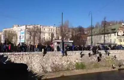 Nasilje u Sarajevu: Policija je prosvjednike bacila u Miljacku