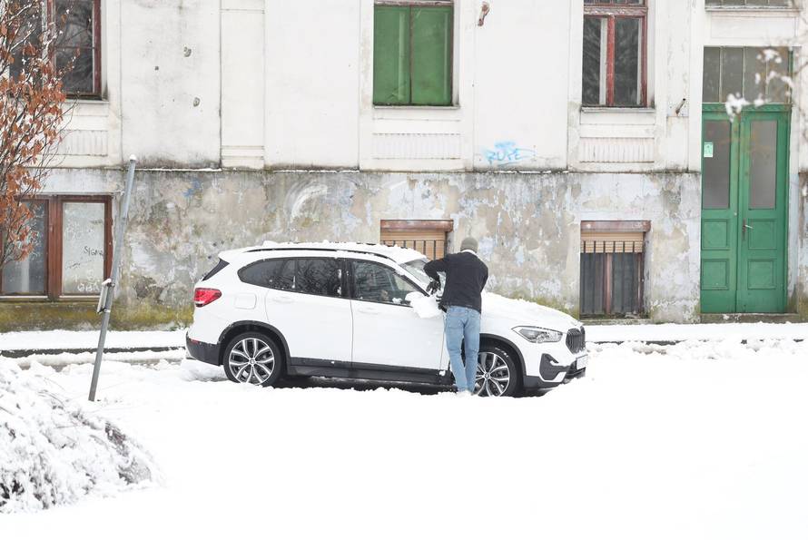 Snježni pokrivač je zabijelio je Osijek