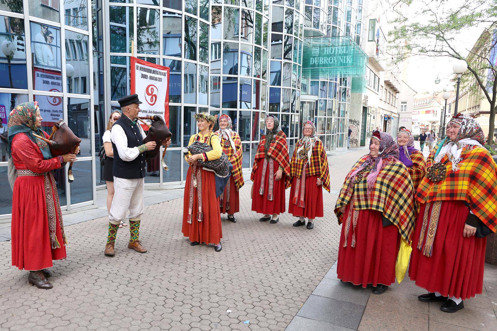 Zagreb: Folklorna šetnica u centru grada